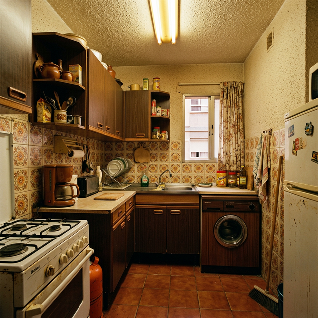 Cocina antigua con gotelé, azulejos de los 80 y muebles de formica antes de la reforma